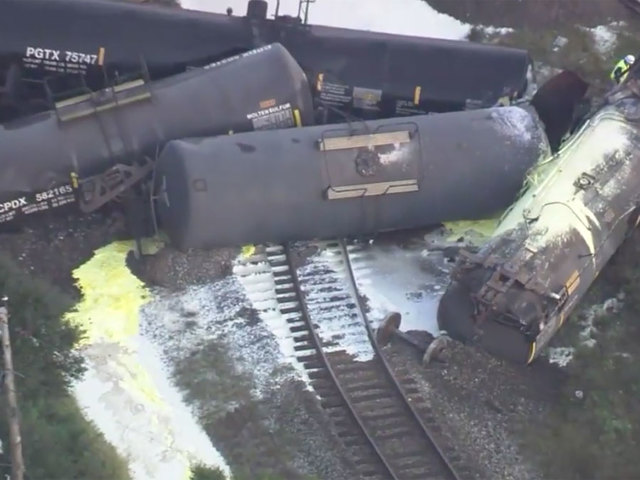 PHOTOS: Train hauling molten sulfur derails in Central Florida